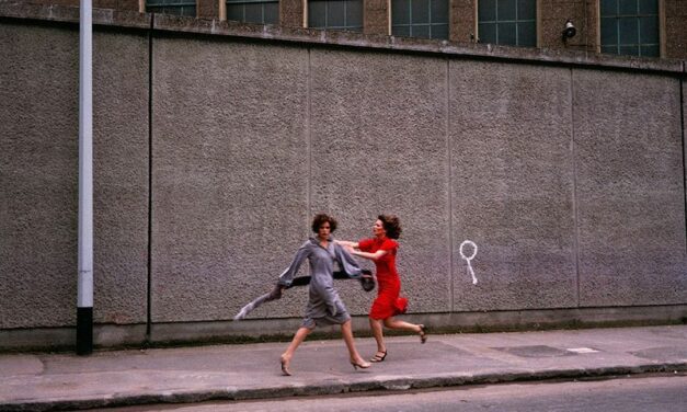 Les clichés de Guy Bourdin présentés à la Maison Chloé