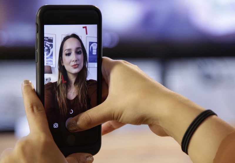 Rimmel utilise Facebook Stories pour faire essayer ses produits en réalité augmentée