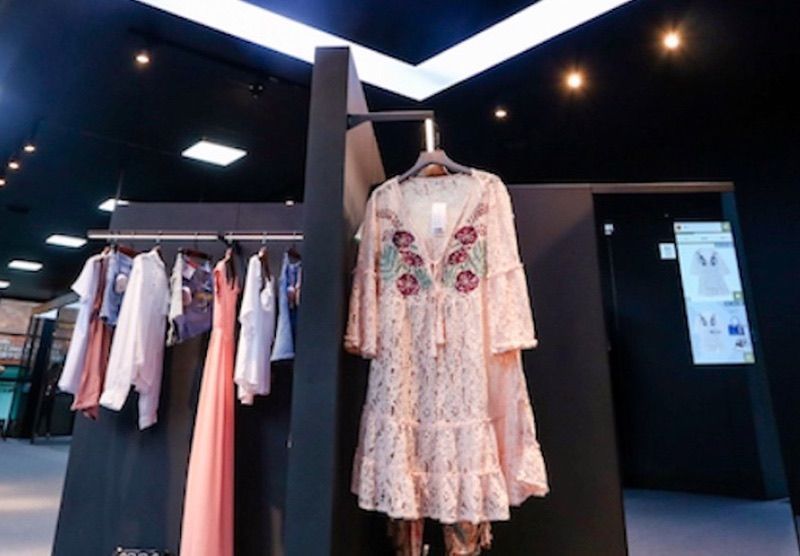 Guess et Alibaba lancent un concept-store autour de l’intelligence artificielle