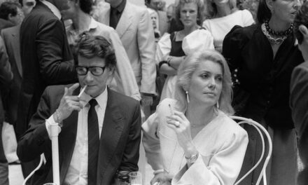 L’actrice Catherine Deneuve vend son vestiaire Yves Saint Laurent