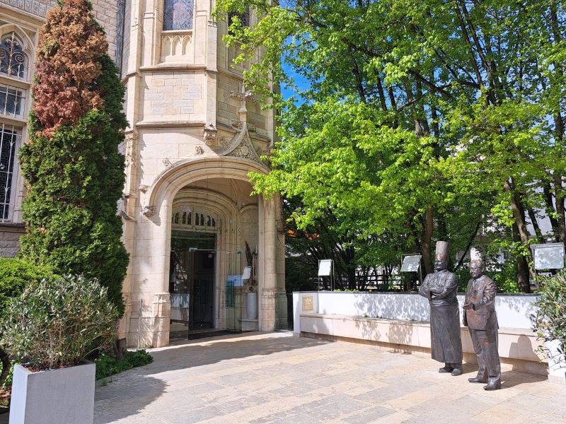 Institut_Lyfe_Château_de_la_Roseraie_statue_Paul_Bocuse_Gérard_Pélisson