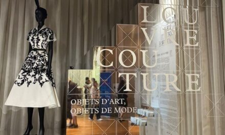 Dialogue entre la mode et les arts décoratifs au Louvre