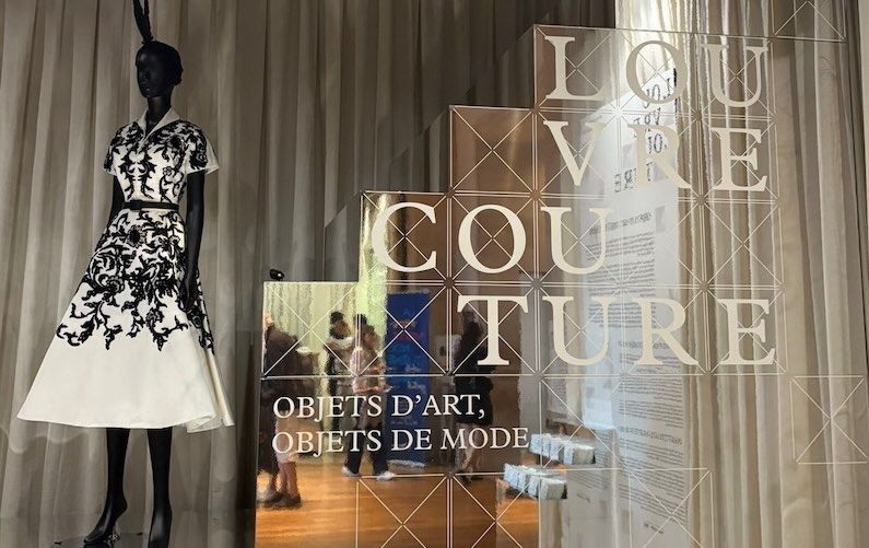 Dialogue entre la mode et les arts décoratifs au Louvre